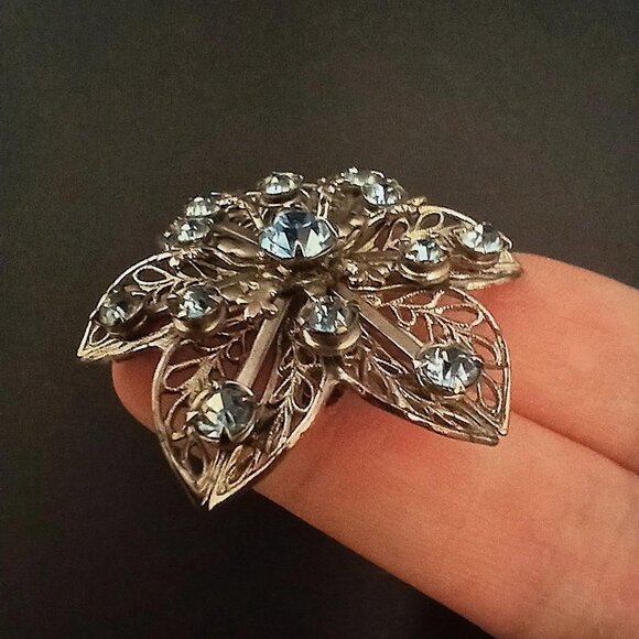 Vintage 1950s MCM Pale Blue Rhinestone and Silvertone Fleur De Lis Flower Brooch - Picture 3 of 5
